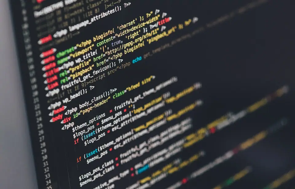 Close-up van code op een scherm tijdens het onderzoeken van een WordPress-foutmelding
