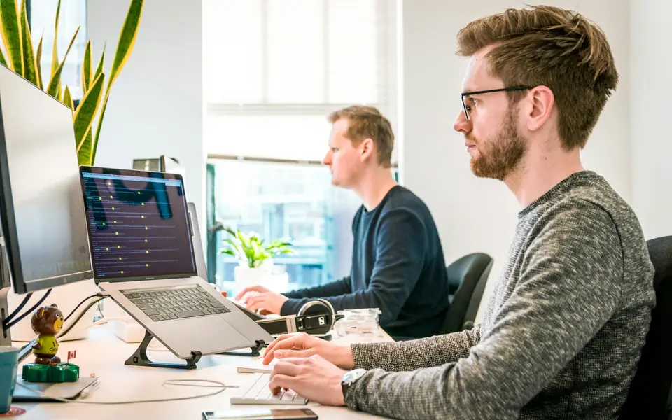Twee WordPress-specialisten van WebMaintor aan het werk