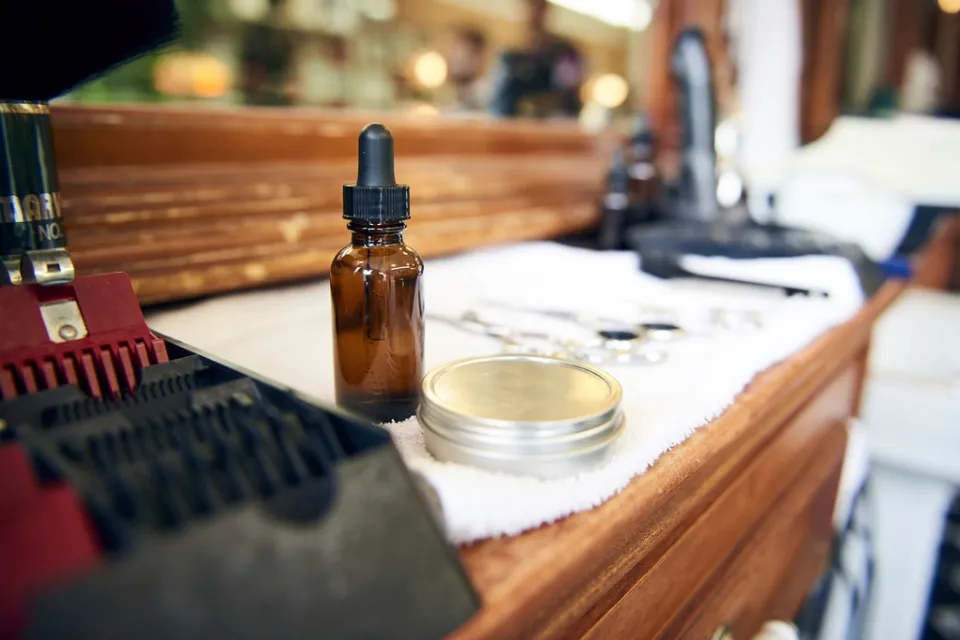 Baardolie en een blikje wax op de werkbank van een barbershop