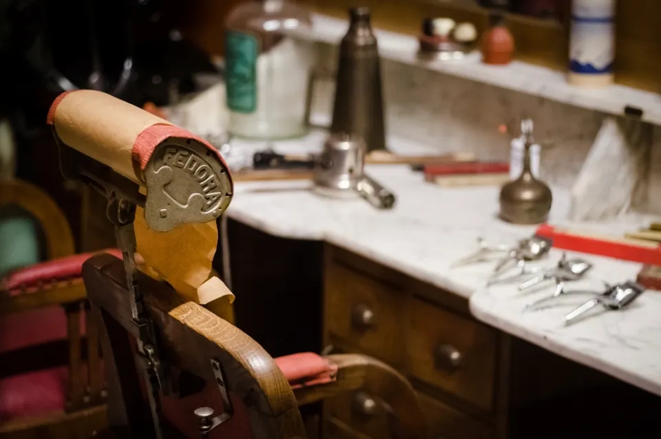 Een klassieke barberstoel in een barbershop