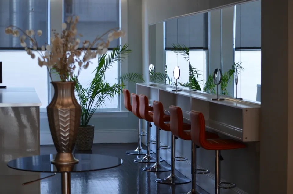 Een licht salon-interieur met spiegels en kappersstoelen