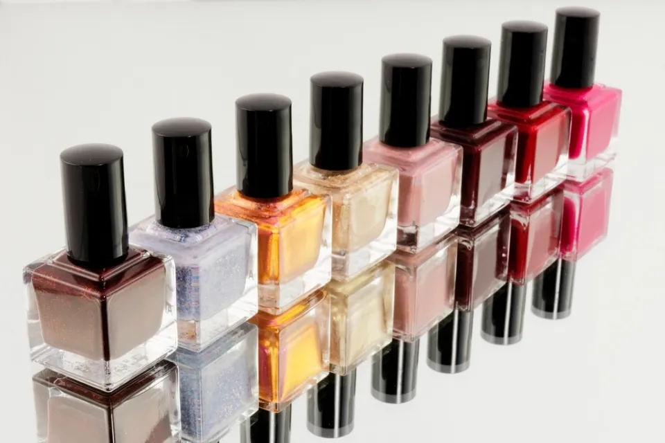 Een rij flesjes nagellak in verschillende kleuren