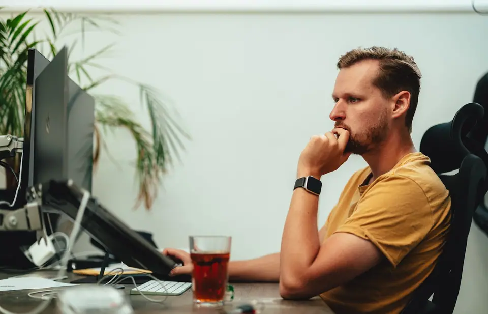 Bureau met laptop, notitieboek en koffie tijdens het plannen van een website