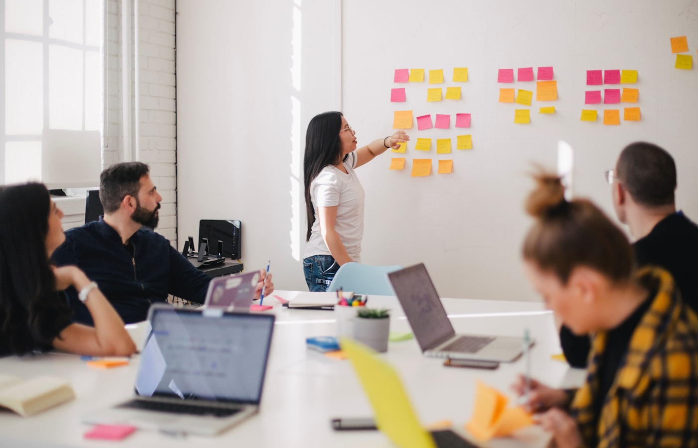Brainstorm met sticky notes over gewenste aanpassingen aan een website