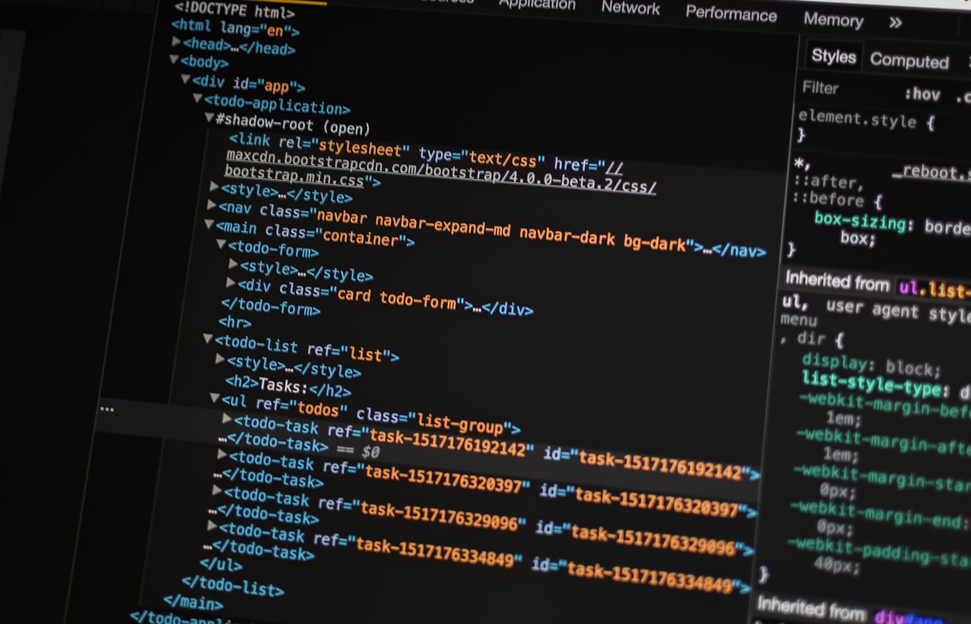 Monitor met code naast een laptop, het stap voor stap oplossen van meerdere websiteproblemen