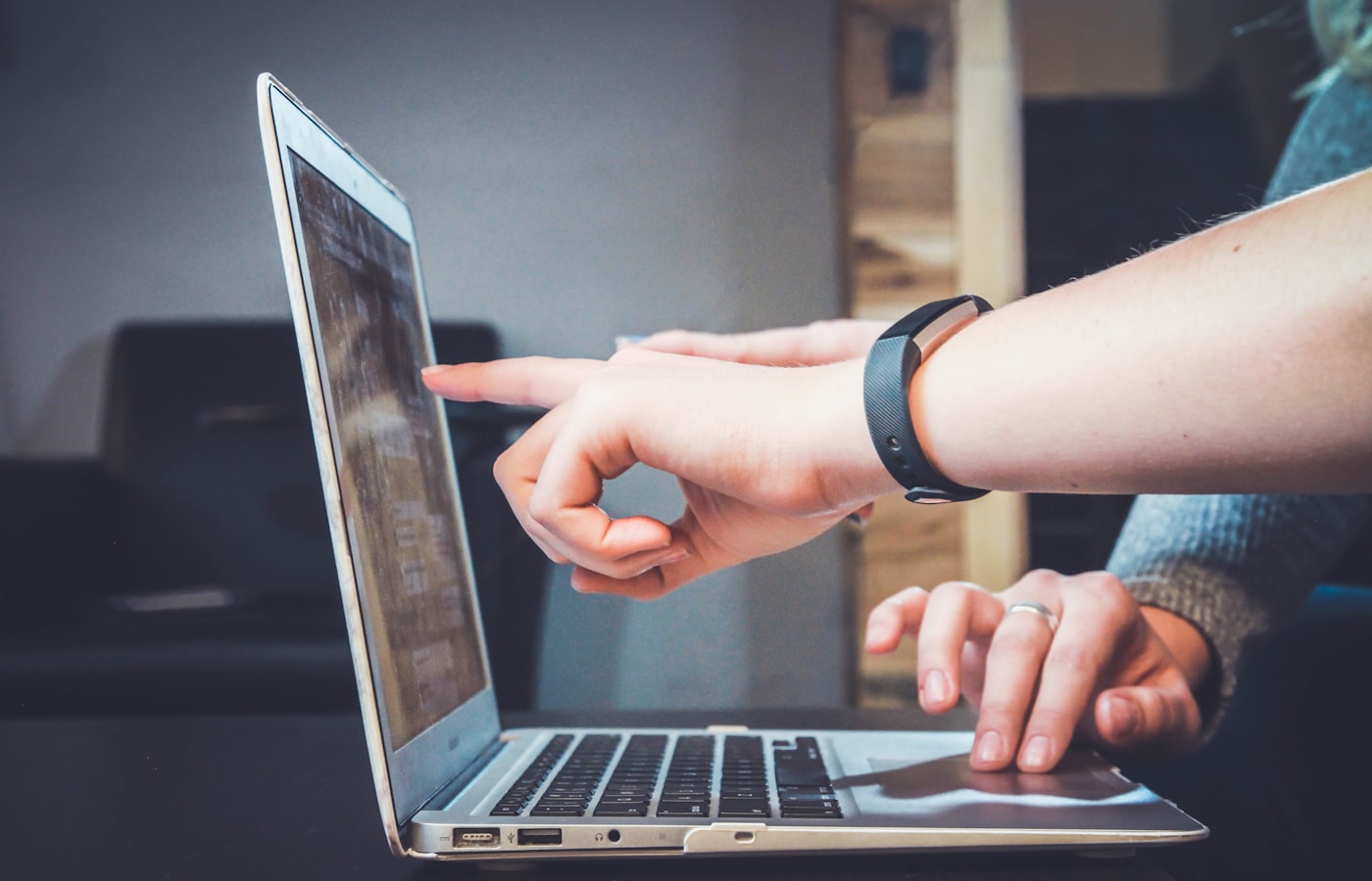 Hand wijst naar een laptopscherm tijdens advies over het kiezen van een plugin