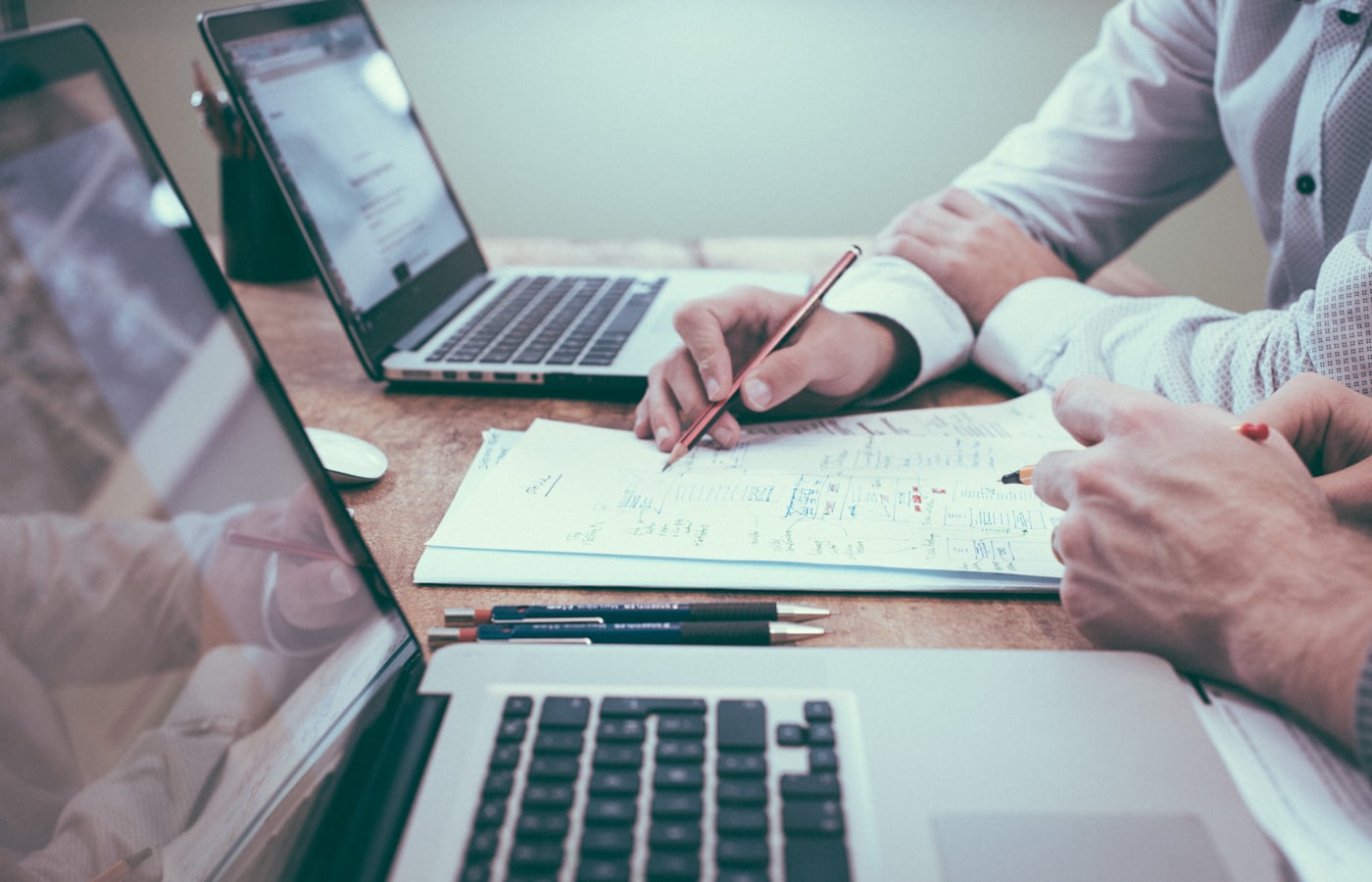 Handen met laptop en notities bij het vastleggen van een datalek