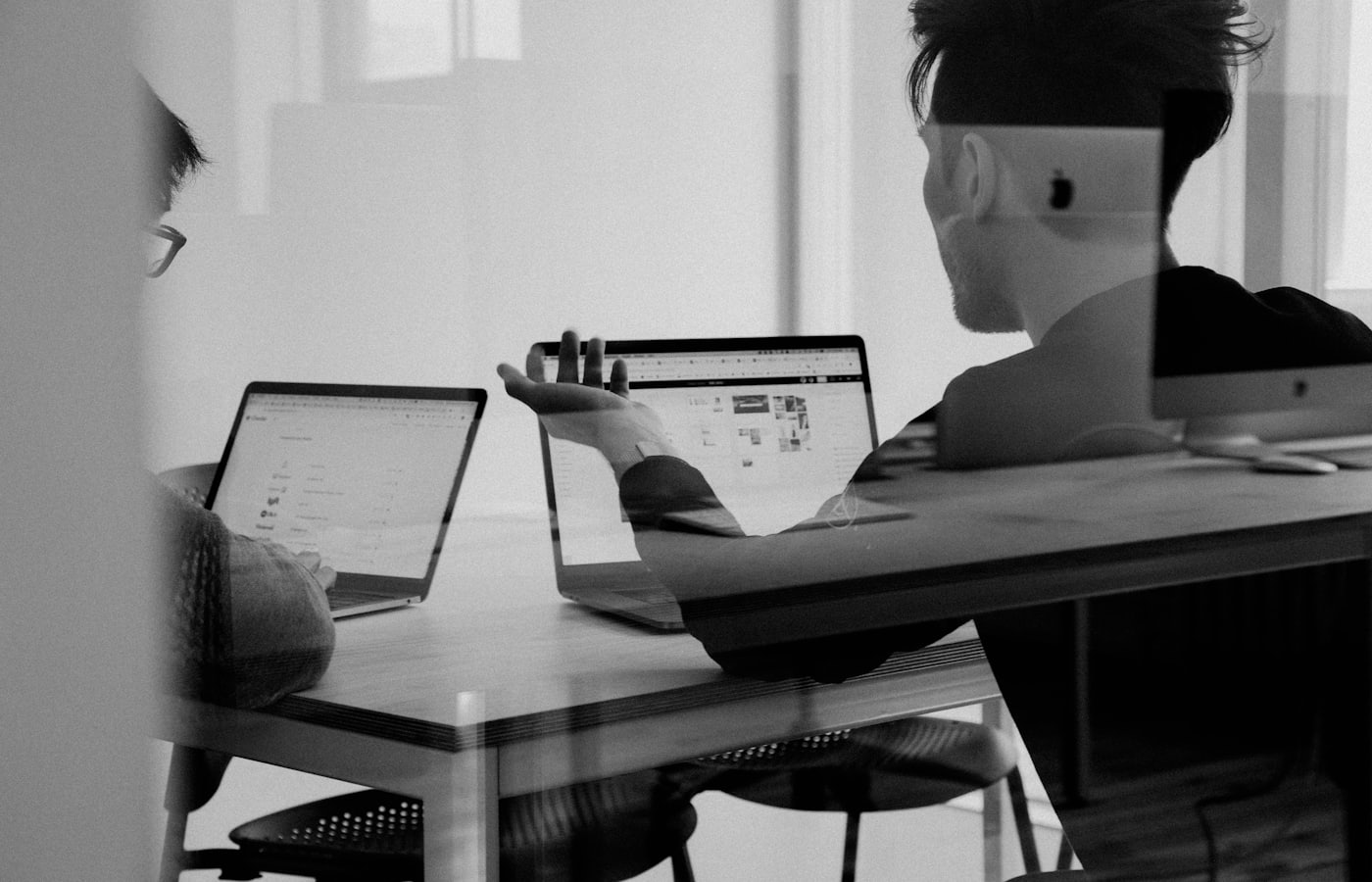 Persoon werkt aan een laptop, het instellen van formulieren en e-mailbezorging